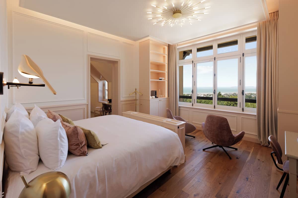 Suite, 1 King Bed, Sea View | Premium bedding, free minibar, in-room safe, desk