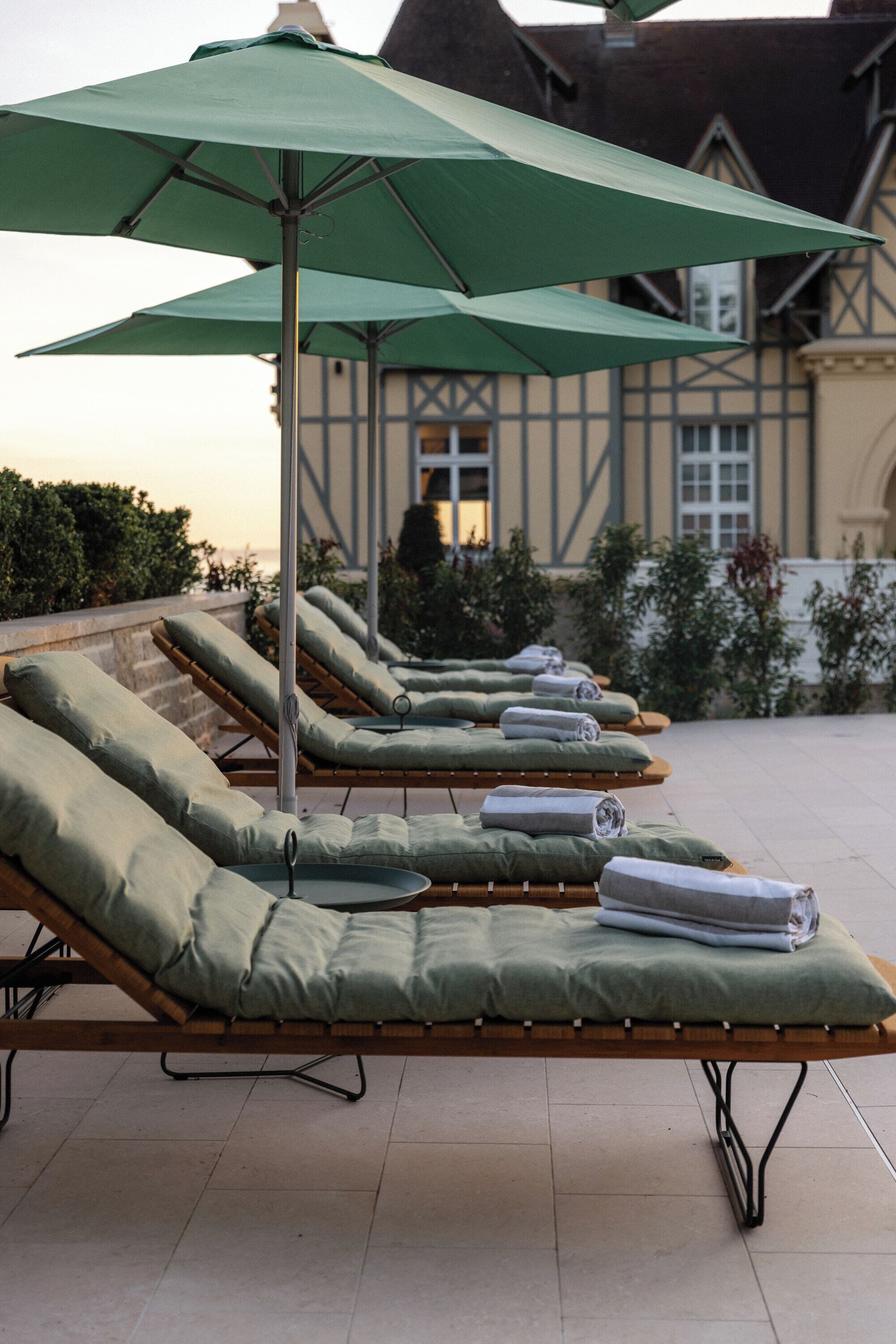 Sesongbasert utendørsbasseng, bassengparasoller og solsenger