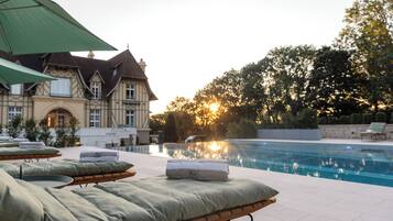 Piscina externa sazonal, funciona das 8h às 20h, guarda-sóis