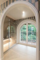 Secador de pelo, batas, pantuflas, toallas