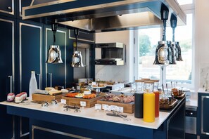Tägliches Frühstücksbuffet (35 EUR pro Person)