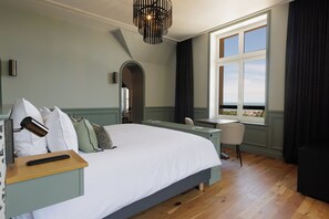 Suite, 1 King Bed, Sea View