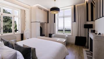 Suite, 1 kingsize bed, uitzicht op zee | Luxe beddengoed, een gratis minibar, een kluis op de kamer, een bureau