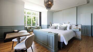 Suite, 1 kingsize-seng, sjøutsikt | Sengetøy av topp kvalitet, minibar (inkludert) og safe på rommet