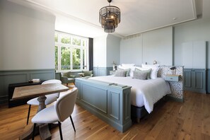 Suite, 1 très grand lit, vue sur la mer | Literie de qualité, articles de minibar gratuits, coffre-fort, bureau