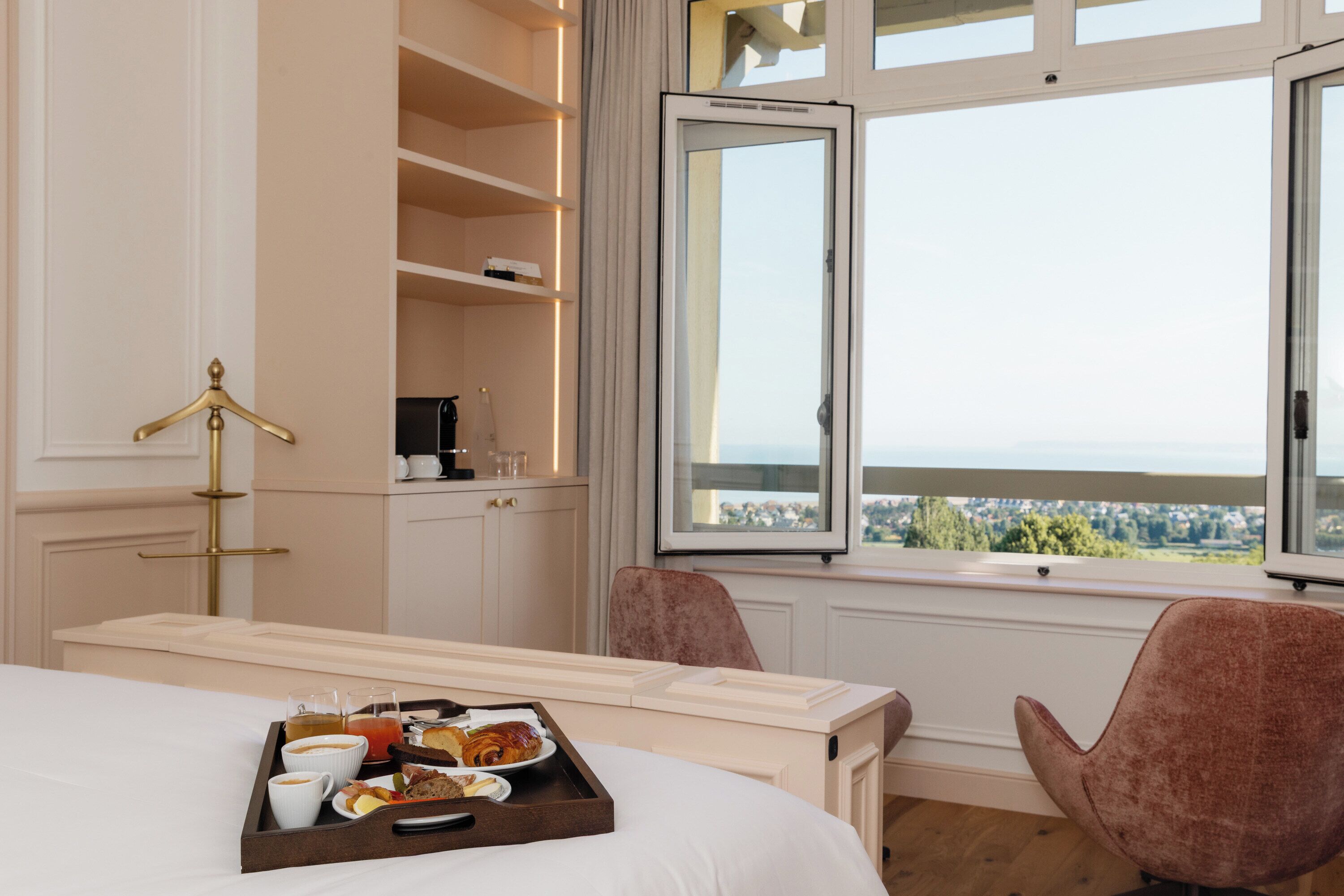 بوفيه فطور يوميًا بتكلفة قدرها (35 EUR للشخص)