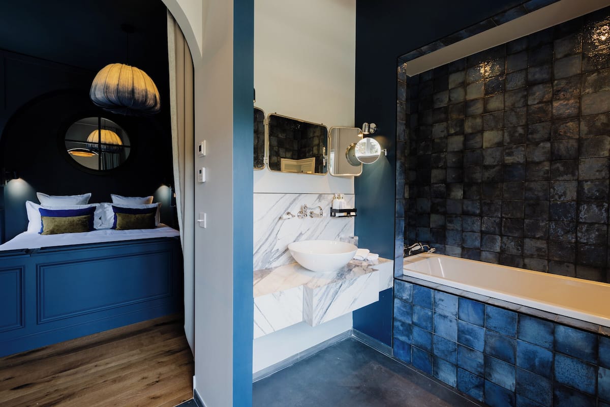 Deluxe Room, 1 King Bed | Premium bedding, free minibar, in-room safe, desk