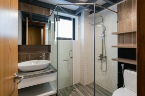 シャワー、ヘアドライヤー、タオル、石鹸