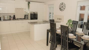 House | Dapur peribadi | Peti sejuk, ketuhar gelombang mikro, ketuhar, dapur