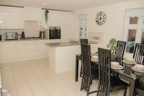 Casa | Cucina privata | Frigorifero, microonde, forno, piano cottura