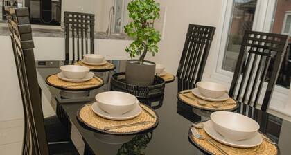 Lovely 3-bed House in Solihull