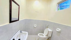 Douche, serviettes fournies, savon, shampoing