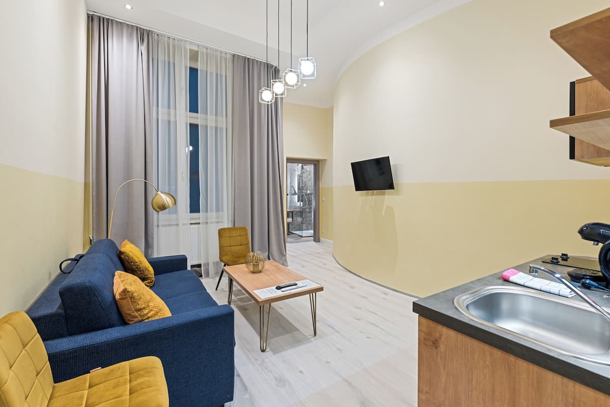 Condo, 1 habitación, para no fumadores, vista al patio | Área de sala de estar | Televisión de pantalla plana de 32 pulgadas con canales por cable