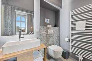 Condo panorâmico, 2 quartos, sacada | Banheiro | Chuveiro, secador de cabelo, toalhas de banho