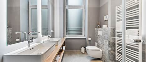 Condo exclusif, 2 chambres, non-fumeur, vue sur la cour intérieure | Salle de bain | Douche, séchoir à cheveux, serviettes fournies