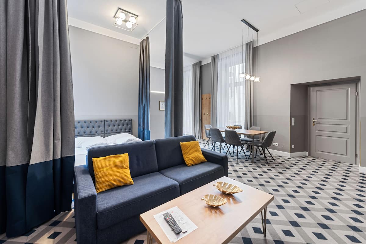 Condo exclusivo, 2 habitaciones, para no fumadores, vista al patio | Área de sala de estar | Televisión de pantalla plana de 32 pulgadas con canales por cable