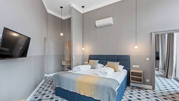 Panoramic Condo, 2 Bedrooms, Balcony | Hypo-allergenic bedding, blackout drapes, soundproofing
