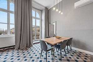 Leilighet – panorama, 2 soverom, balkong | Spiseområde på rommet