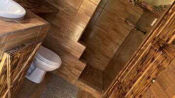 Douche, sĂšche-cheveux, serviettes fournies, savon