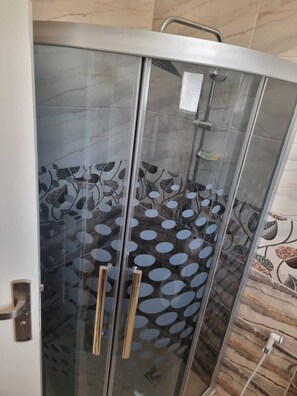 Ducha, artículos de tocador ecológicos, secador de pelo, bidet