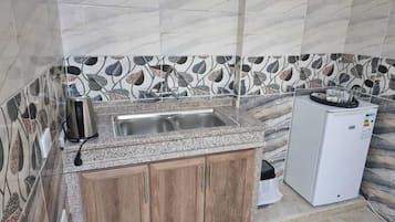 Refrigerador, tetera eléctrica y utensilios de cocina
