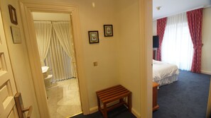 Minibar, free WiFi, bed sheets
