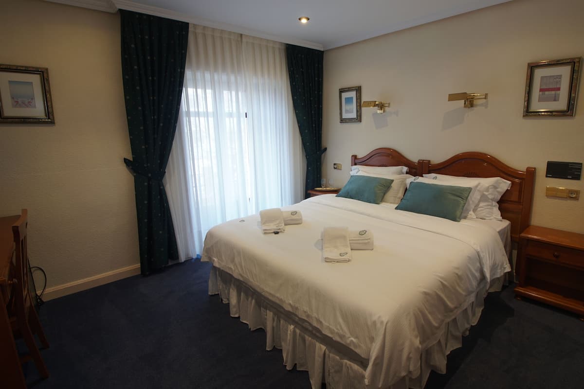 Minibar, free WiFi, bed sheets