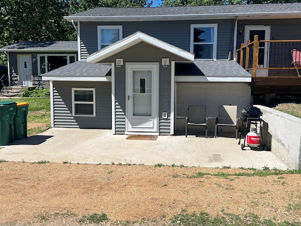 Exterior - Located across the road of West Lake Okoboji. 8 beds. Room for parking trailers (Okoboji)