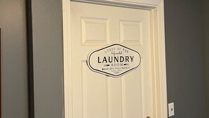 En dør med et skilt, der siger 'Laundromat', og en messinggreb.