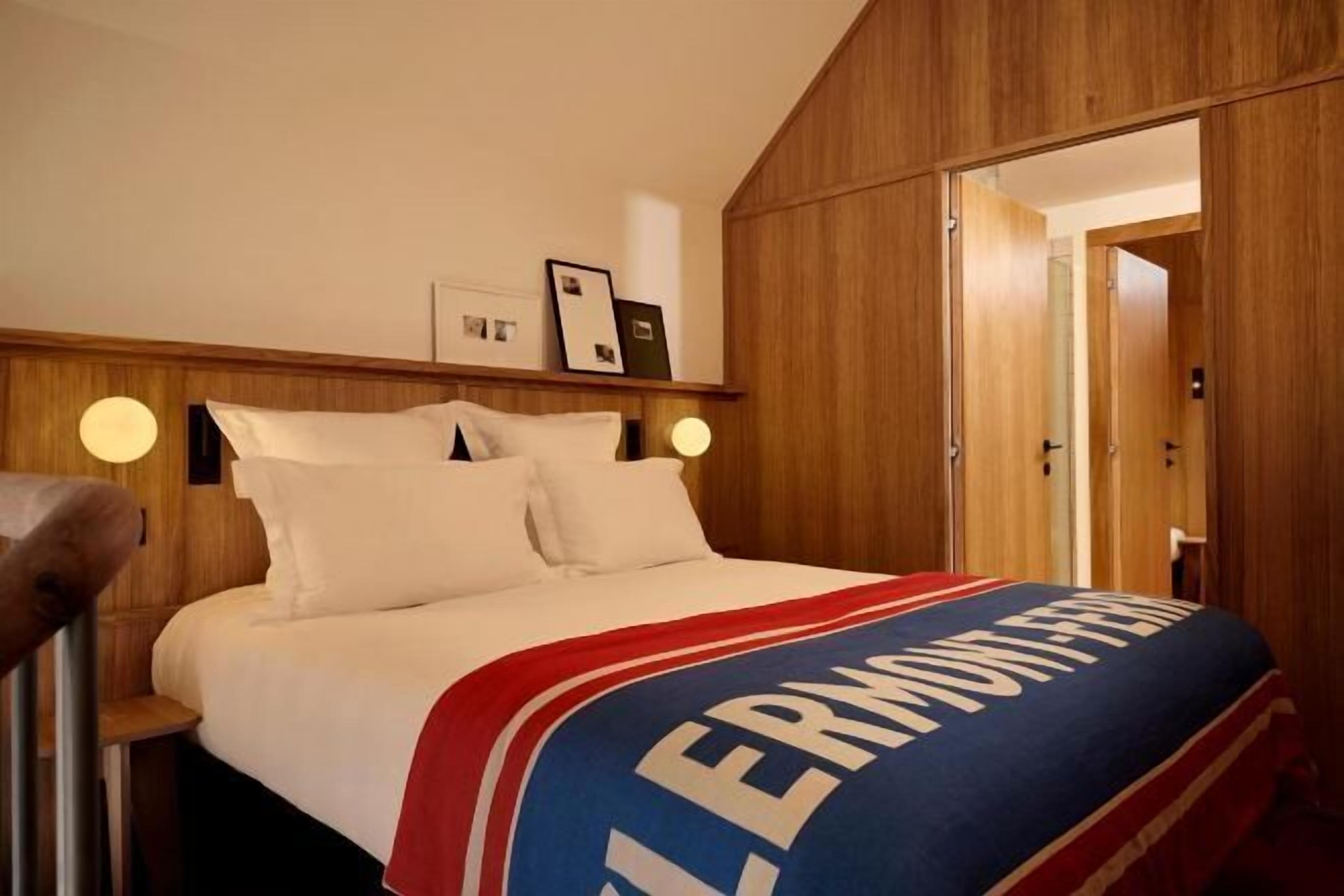 Ropa de cama de alta calidad y caja de seguridad en la habitación 