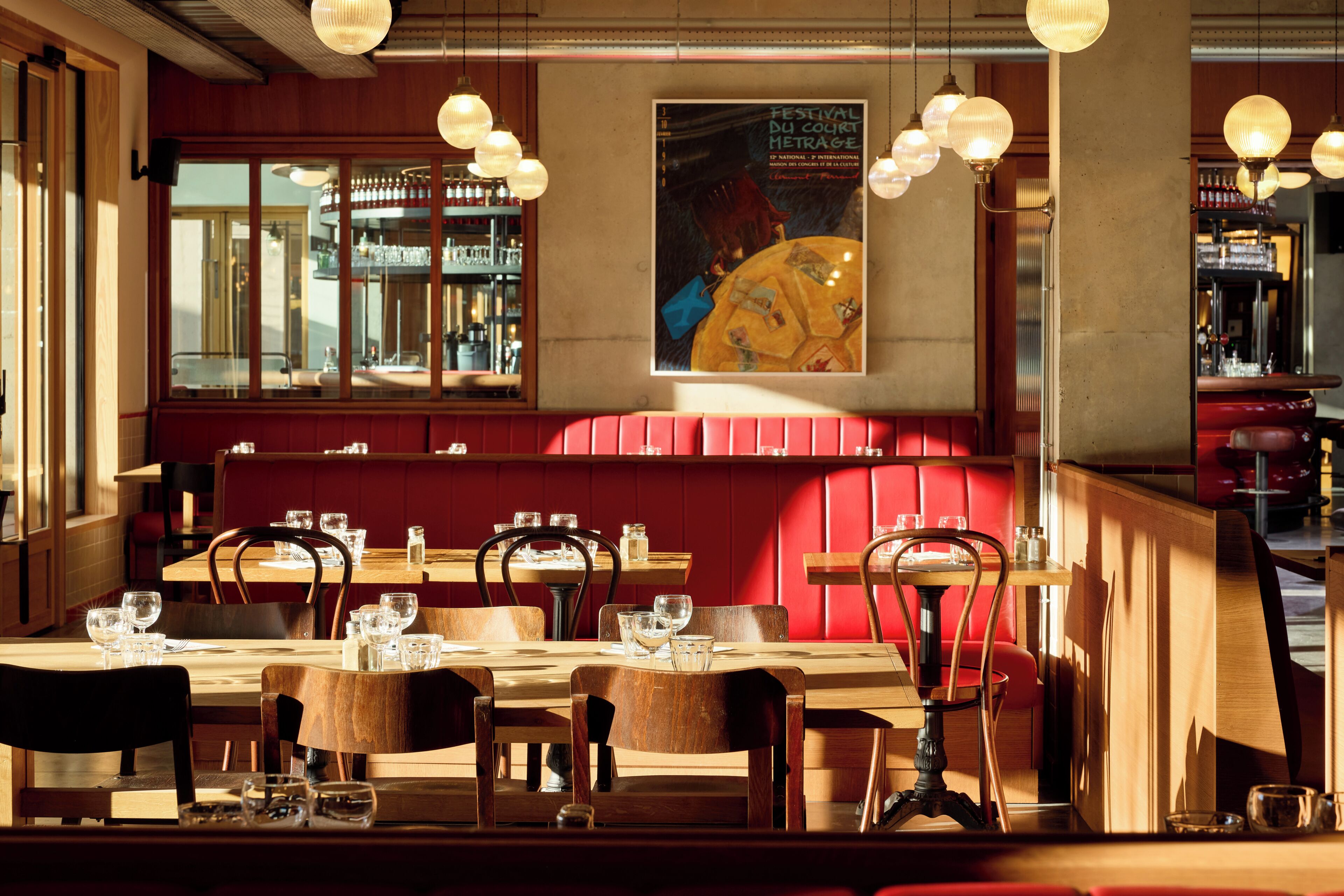 2 restaurants; breakfast, lunch, and dinner served