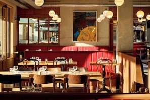 2 restaurants; breakfast, lunch, and dinner served - GRAND MESS Clermont-Ferrand (Clermont-Ferrand)