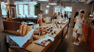 TĂ€gliches FrĂŒhstĂŒcksbuffet (18 EUR pro Person)