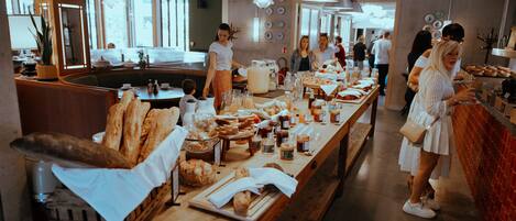Desayuno buffet todos los días (con cargo)