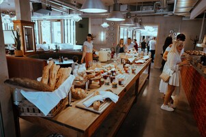 Desayuno buffet diario (EUR 18 por persona)