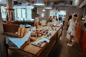 Tägliches Frühstücksbuffet (18 EUR pro Person)