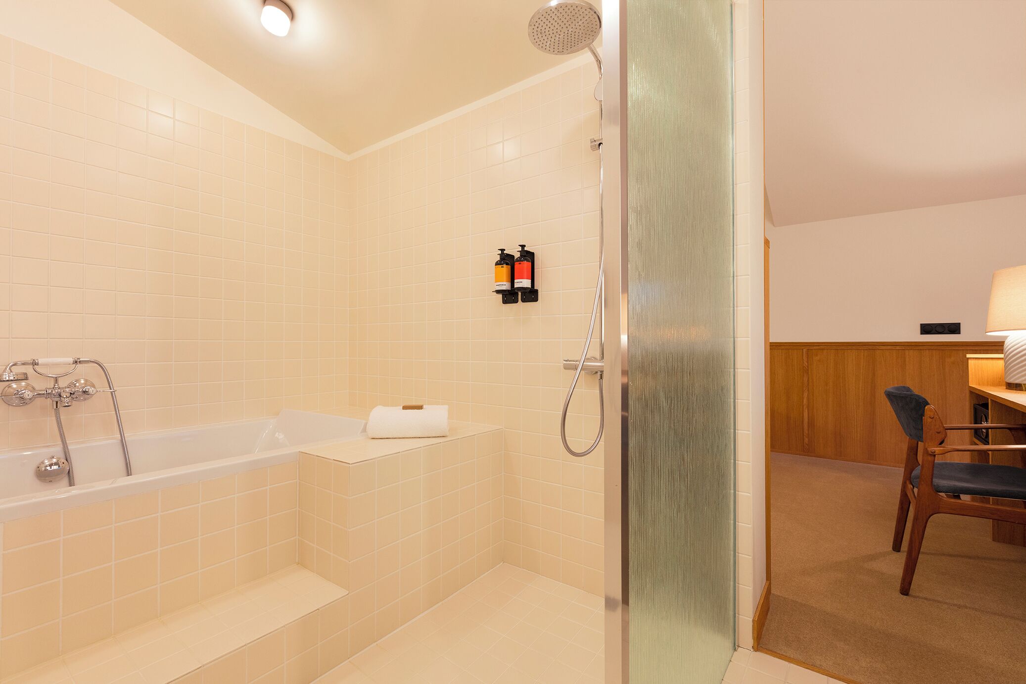 Quarto com design assinado, terraço | Banheiro | Secador de cabelo, roupões de banho, toalhas de banho, sabonete
