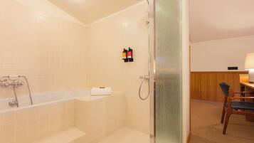 Quarto com design assinado, terraço | Banheiro | Secador de cabelo, roupões de banho, toalhas de banho, sabonete