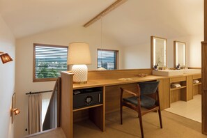 Signature Room, Terrace | Living area | 50-inch flat-screen TV with digital channels - GRAND MESS Clermont-Ferrand (Clermont-Ferrand)