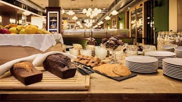 Se ofrece un desayuno bufé (18 EUR por persona)