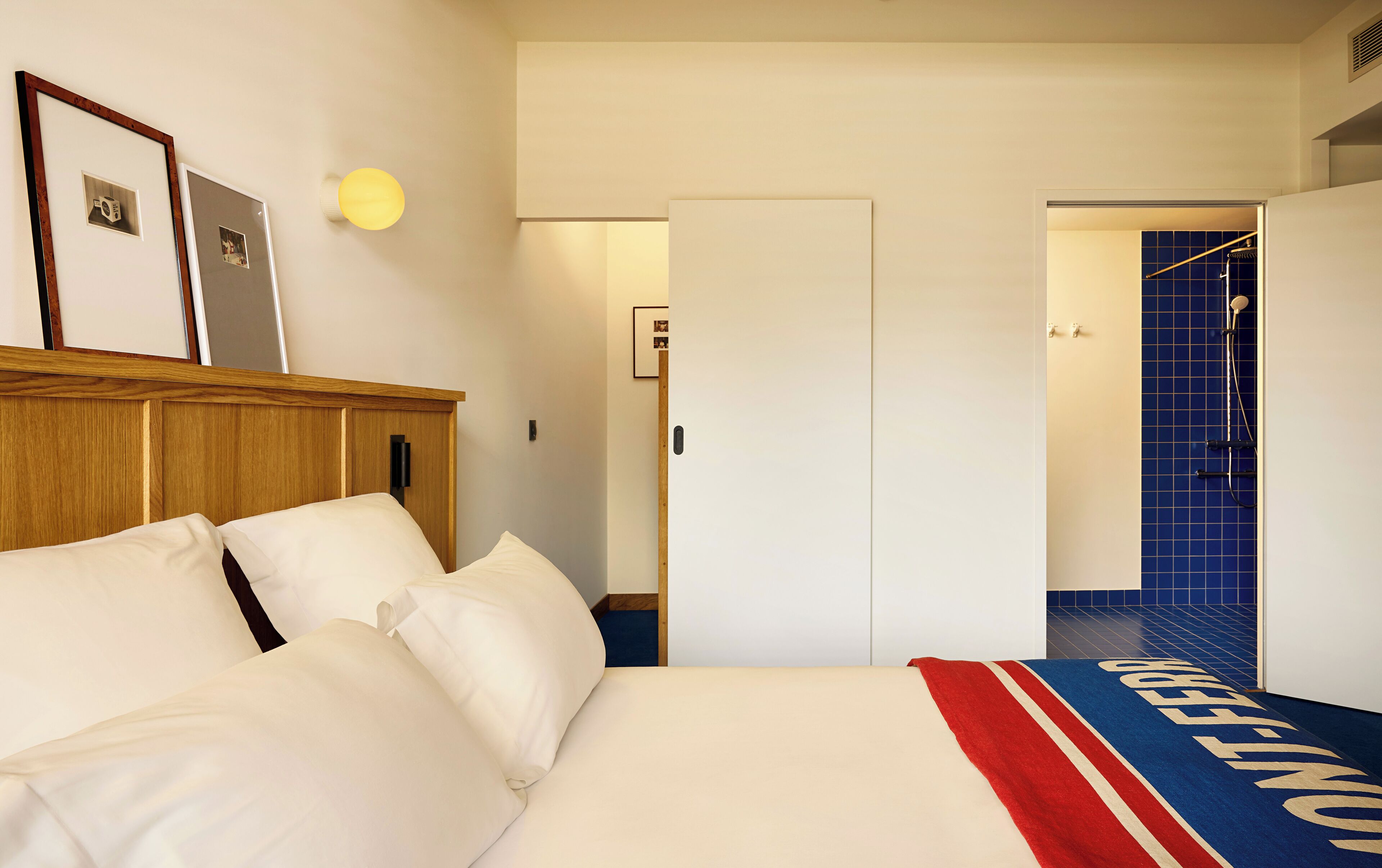 Ropa de cama de alta calidad y caja de seguridad en la habitación 