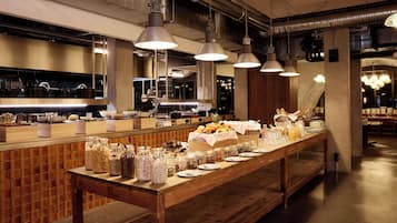 Tägliches Frühstücksbuffet gegen Gebühr