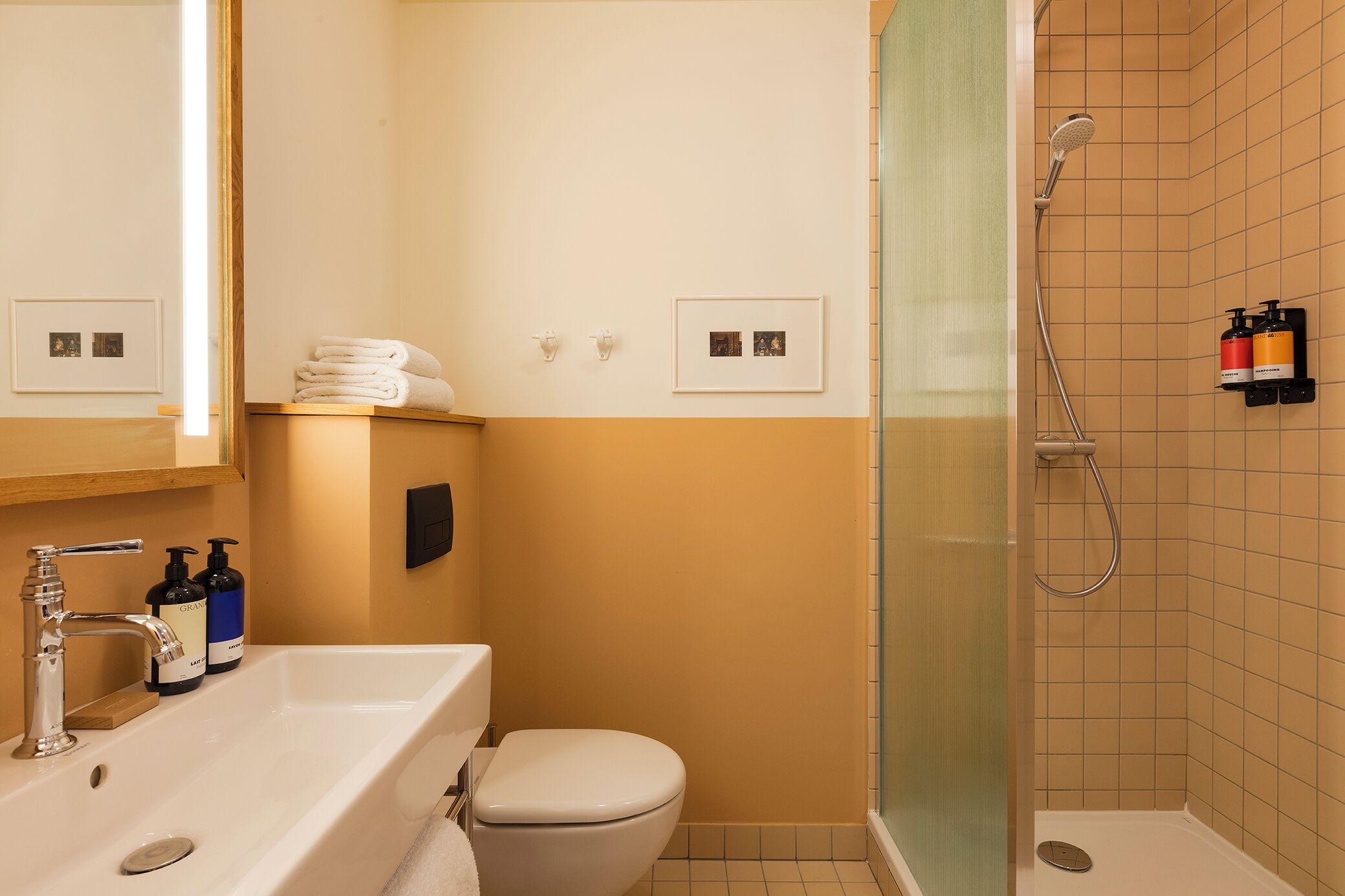 Standaard kamer | Badkamer | Een haardroger, badjassen, handdoeken, zeep