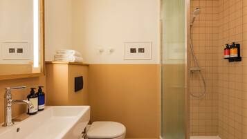 Standaard kamer | Badkamer | Een haardroger, badjassen, handdoeken, zeep