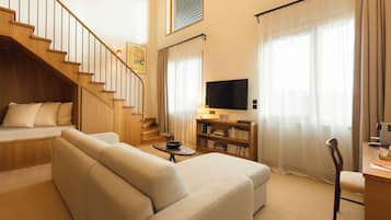 Habitación Prestigio, Terraza | Área de sala de estar | Televisión de pantalla plana de 50 pulgadas con canales digitales