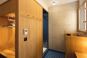 Quarto superior | Banheiro | Secador de cabelo, roupões de banho, toalhas de banho, sabonete