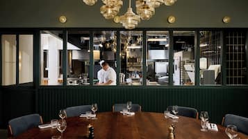 2 restaurantes; se sirven desayunos, almuerzos, cenas y cocina francesa