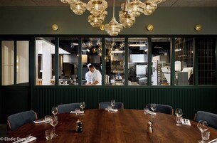 2 restaurantes; se sirven desayunos, almuerzos, cenas y cocina francesa 