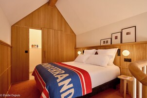 Ropa de cama de alta calidad y caja de seguridad en la habitación 