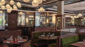 2 Restaurants; Frühstück, Mittagessen und Abendessen werden serviert